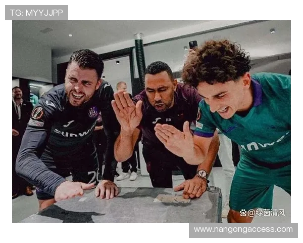 欧洲冠军联赛小组赛战况激烈豪门强队纷纷晋级八强